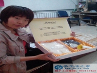 自由職業(yè)手工活兼職，河北保定李女士業(yè)余時(shí)間做手工活串珠繡掙錢