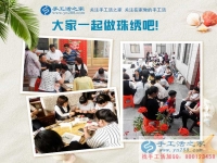 在家賺錢的方法之：街坊鄰居聚在一起做手工活，歡歡喜喜把錢掙！