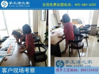 邊帶孫子邊做手工活賺錢(qián)，甘肅蘭州市騰老太的幸福晚年生活