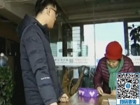 快過年了，娘兒倆來手工之家考察，母親不斷地欣賞珠繡畫