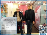 湖南一50歲殘疾老人拄著雙拐，2000多里路程來到手工之家為哪般？