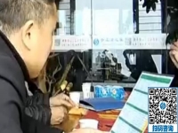 來(lái)手工之家考察的客戶認(rèn)真聽(tīng)取接待老師講解如何做手工之家代理