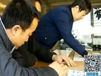 來(lái)手工之家考察的三個(gè)男人也做串珠繡手工活，誰(shuí)說(shuō)男人不如女人？