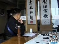 小伙子對(duì)雅薇麗繡很感興趣，與接待老師交談甚歡