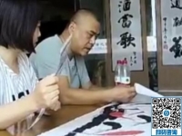 供料手工活，讓前來考察的夫婦仔細(xì)認(rèn)真與接待老師探討合作事宜