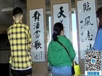 到手工活之家考察的客戶，看著豎版的珠繡畫天道酬勤感嘆不已