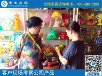 在家做手工活掙錢沒有年齡限制，云南曲靖劉女士做手工活外發(fā)加工掙錢后這樣說