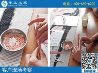 愛人在做這個掙錢，河南安陽董先生偶爾也幫忙做這個兼職手工活