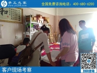 空閑時(shí)做串珠手工活外發(fā)，浙江湖州李女士一家人邊賺錢邊過(guò)節(jié)的畫(huà)面好溫馨