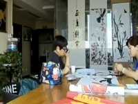 來(lái)手工之家考察，邊琢磨珠繡畫(huà)邊打電話和家人商量辦合作手續(xù)