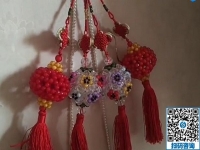 純手工串珠掛件時(shí)尚漂亮，手工活之家立體串珠類手工藝品品種多