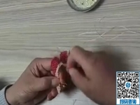 現(xiàn)場體驗(yàn)學(xué)習(xí)珠繡產(chǎn)品加工針法， 手工活之家的加工客戶學(xué)的很用心