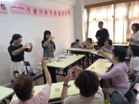 手工活之家代理加工會(huì)員與當(dāng)?shù)卣黄?，組織聾啞人手工活技能培訓(xùn)