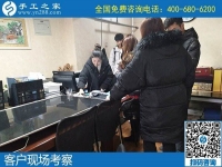 留守婦女在家做的手工活，坐在一起說說笑笑把錢掙！