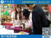 不管刮風(fēng)下雨都有錢掙，就是在家做手工活加工