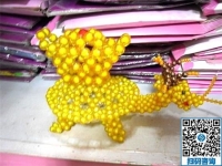 服裝店老板娘的雙份收入：做手工活不耽誤看店還賺錢