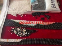 媽媽在家做手工活掙錢，孩子不再做留守兒童