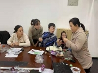 串珠外包加工手工活在零工經(jīng)濟(jì)中發(fā)揮重要作用，讓許多人居家受益