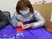 在家串串珠子就能賺錢(qián)，這個(gè)手工活串珠加工項(xiàng)目很靠譜
