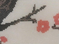 手工之家長期提供幫扶，讓在家做珠繡加工手工活的人有穩(wěn)定收入