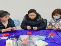 在家開手工工作室，帶領周圍的人一起做手工活珠繡串珠掙錢多好！