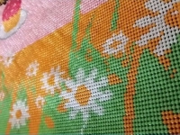 既能陪伴孩子又能賺錢，多虧正規(guī)寄料彩珠繡手工活