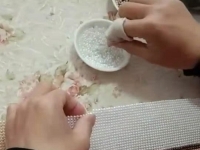 農(nóng)閑更賺錢，剛忙完麥?zhǔn)?，又忙起彩珠繡加工來……