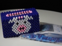 做手工活外發(fā)珠繡馬虎不可取，需要耐心及細(xì)心才能賺錢(qián)