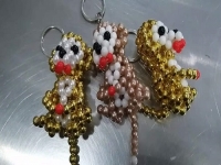 周末賺錢(qián)增收，不少人在家做串珠子加工手工活