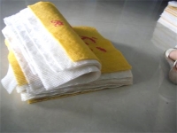 中秋節(jié)，在家做手工活加工跟家人一起賞月